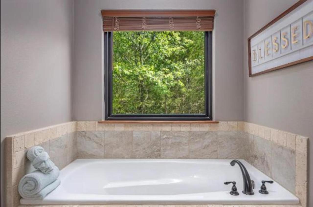 Premier Retreat With Hot Tub, Theater & Pool Table Villa Hollister Екстериор снимка